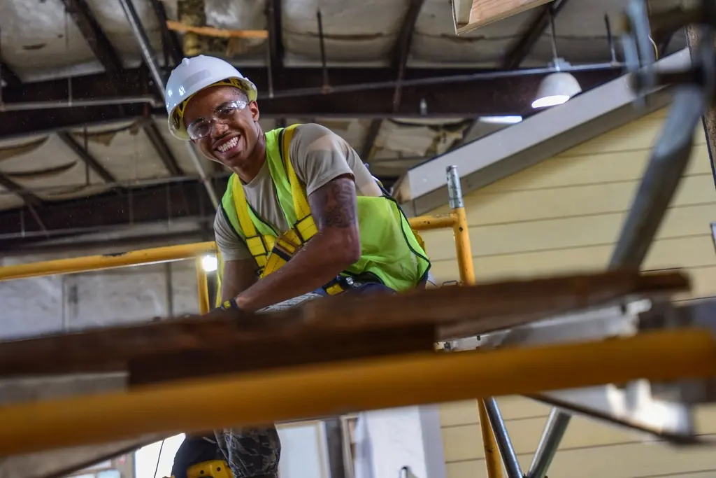 Ouvrier en casque et gilet sur un chantier de bâtiment