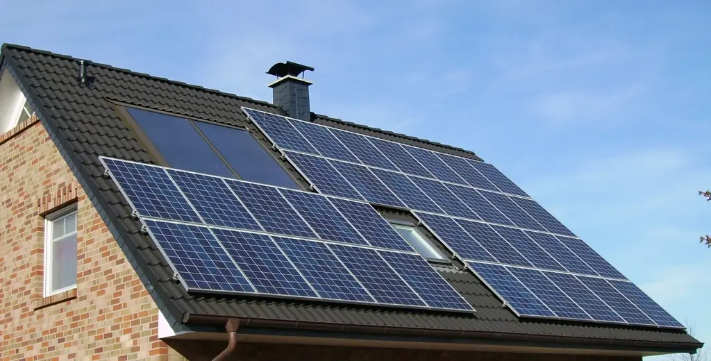 Panneaux solaires installés sur une toiture