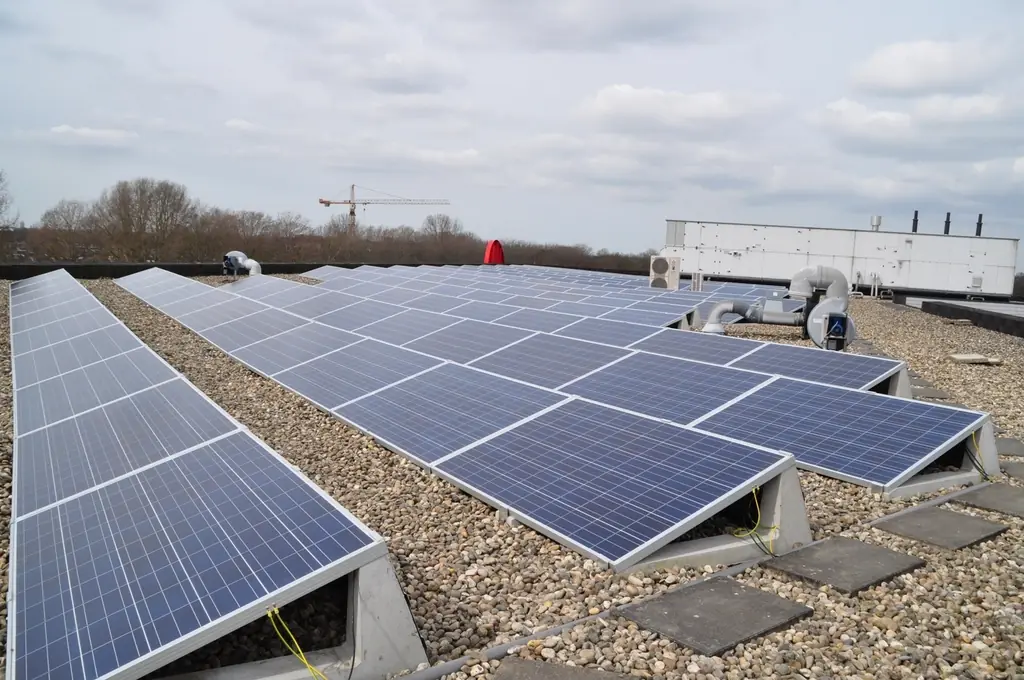 Lampadaires et panneaux solaires