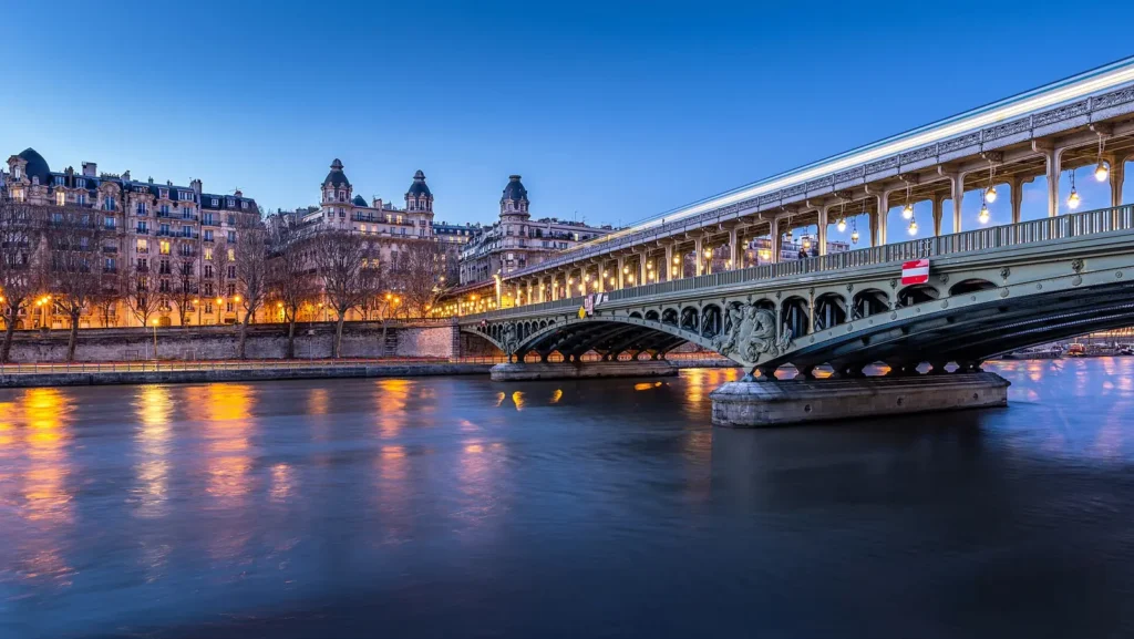 Pont illuminé la nuit par un éclairage architectural