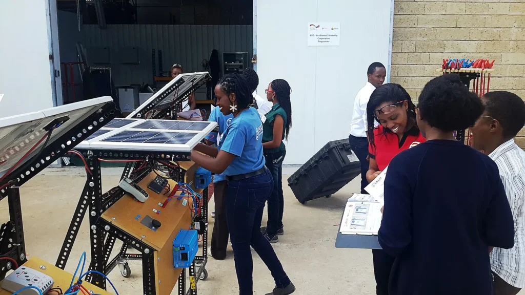 Techniciens en formation sur des panneaux solaires